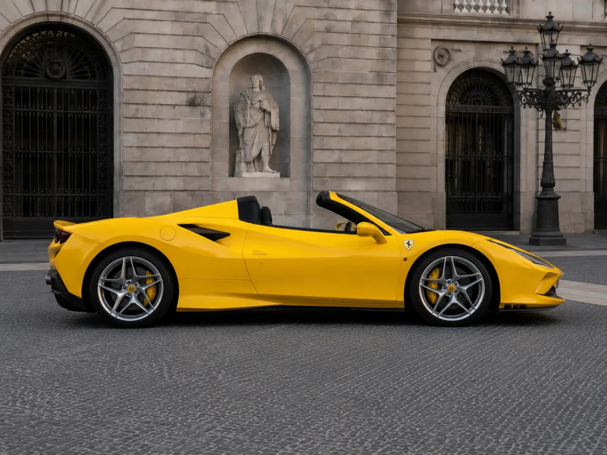 Ferrari F8 SPIDER 2023, vista frontal — Rome Luxury Car Rental, Roma. El Ferrari F8 Spider de 2023 es un descapotable de dos plazas construido alrededor de un…