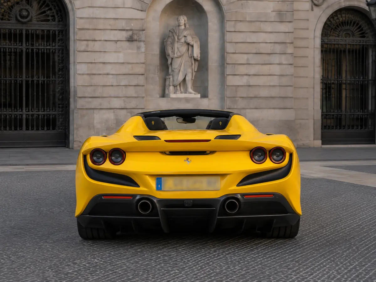 Ferrari F8 SPIDER 2023, vista trasera — Rome Luxury Car Rental, Roma. El Ferrari F8 Spider de 2023 es un descapotable de dos plazas construido alrededor de un…