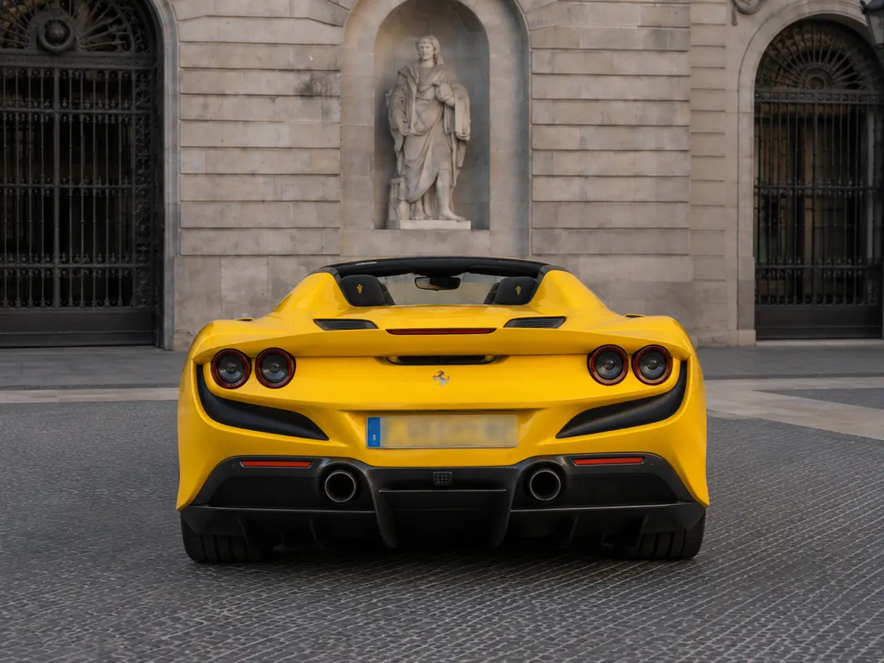 Ferrari F8 SPIDER 2023, vista trasera — Rome Luxury Car Rental, Roma. El Ferrari F8 Spider de 2023 es un descapotable de dos plazas construido alrededor de un…