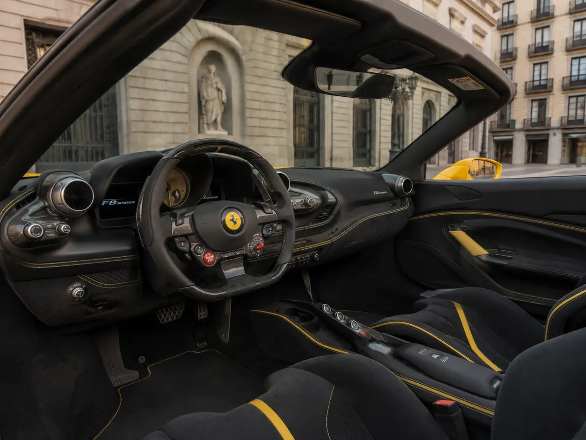 Ferrari F8 SPIDER 2023, interior — Rome Luxury Car Rental, Roma. El Ferrari F8 Spider de 2023 es un descapotable de dos plazas construido alrededor de un…