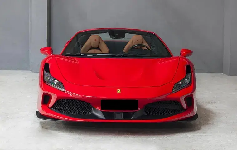 Ferrari F8 Tributo Spider Red 2023, esterno — Rome Luxury Car Rental, Roma. La Ferrari F8 Tributo Spider Red del 2023 porta su strada 720 CV in una configurazione a…