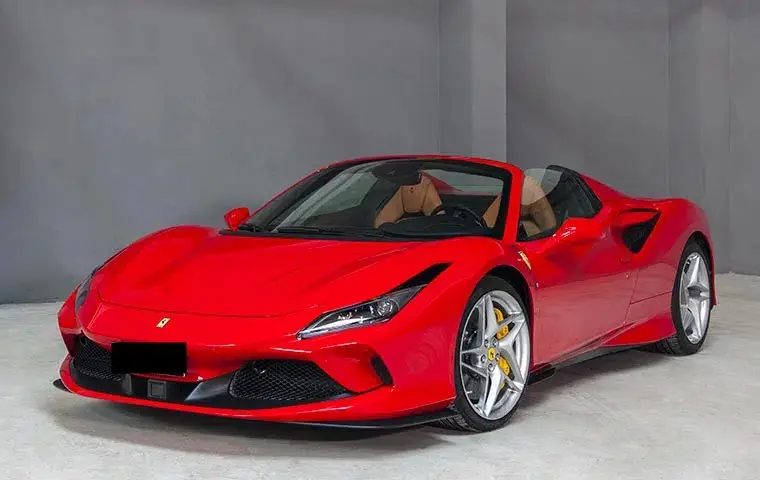 Ferrari F8 Tributo Spider Red 2023, vista frontale — Rome Luxury Car Rental, Roma. La Ferrari F8 Tributo Spider Red del 2023 porta su strada 720 CV in una configurazione a…