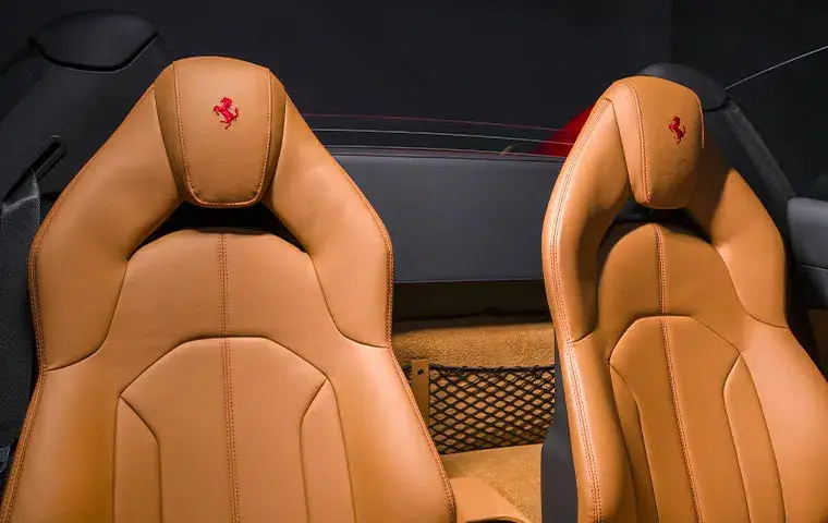 Ferrari F8 Tributo Spider Red 2023, vista posteriore — Rome Luxury Car Rental, Roma. La Ferrari F8 Tributo Spider Red del 2023 porta su strada 720 CV in una configurazione a…