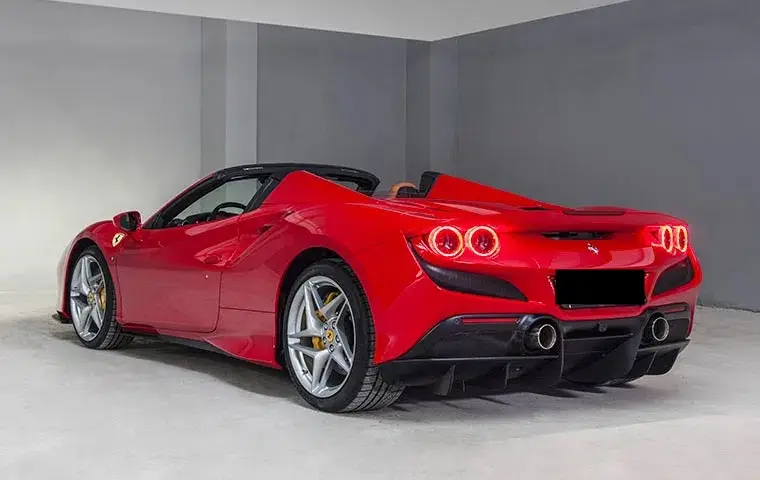 Ferrari F8 Tributo Spider Red 2023, interni — Rome Luxury Car Rental, Roma. La Ferrari F8 Tributo Spider Red del 2023 porta su strada 720 CV in una configurazione a…
