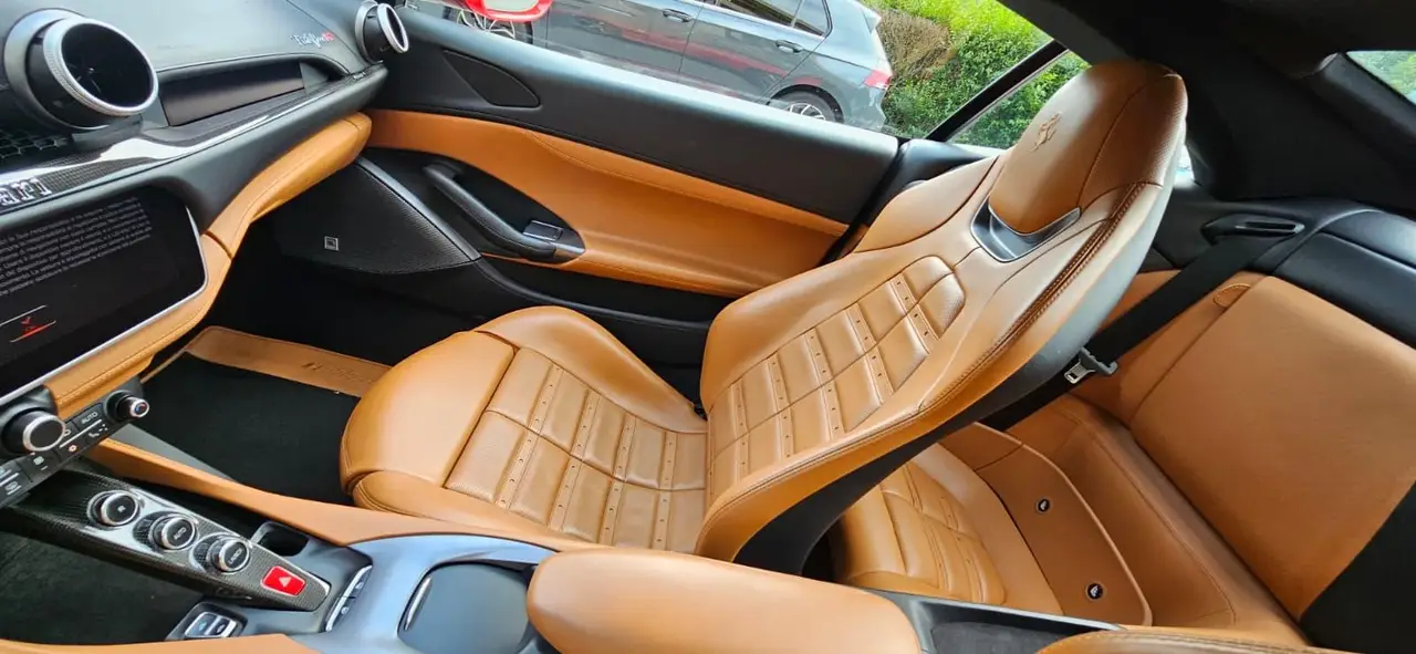 Ferrari Portofino M 2023, vista frontale — Rome Luxury Car Rental, Roma. La Ferrari Portofino M del 2023 è una gran turismo scoperta pensata per chi vuole la…