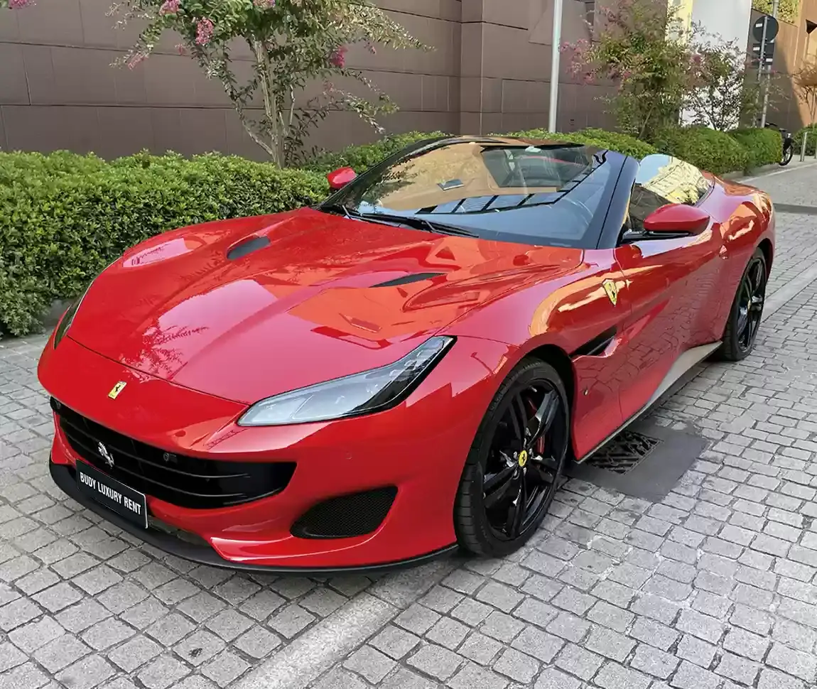 Ferrari Portofino M 2023, vista posteriore — Rome Luxury Car Rental, Roma. La Ferrari Portofino M del 2023 è una gran turismo scoperta pensata per chi vuole la…