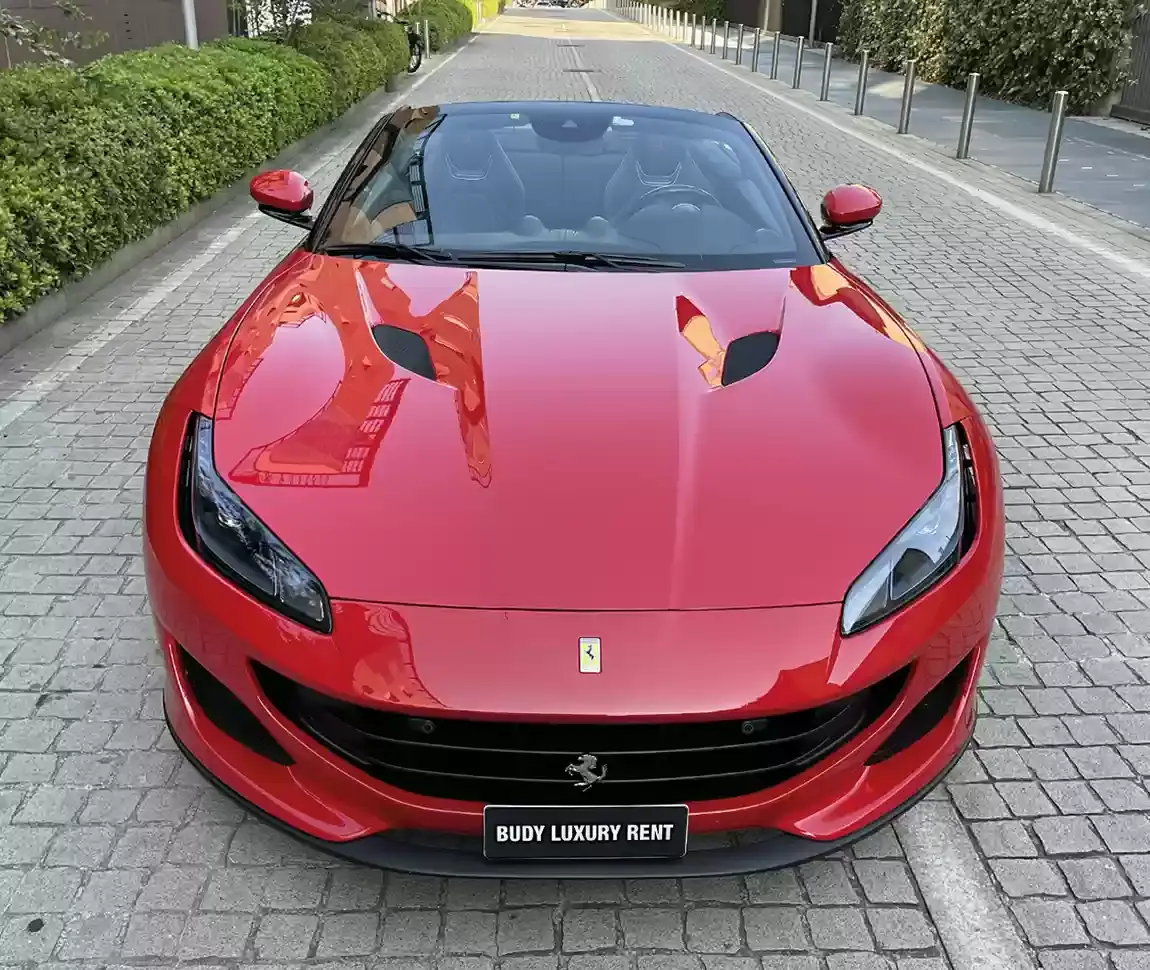 Ferrari Portofino M 2023, interni — Rome Luxury Car Rental, Roma. La Ferrari Portofino M del 2023 è una gran turismo scoperta pensata per chi vuole la…