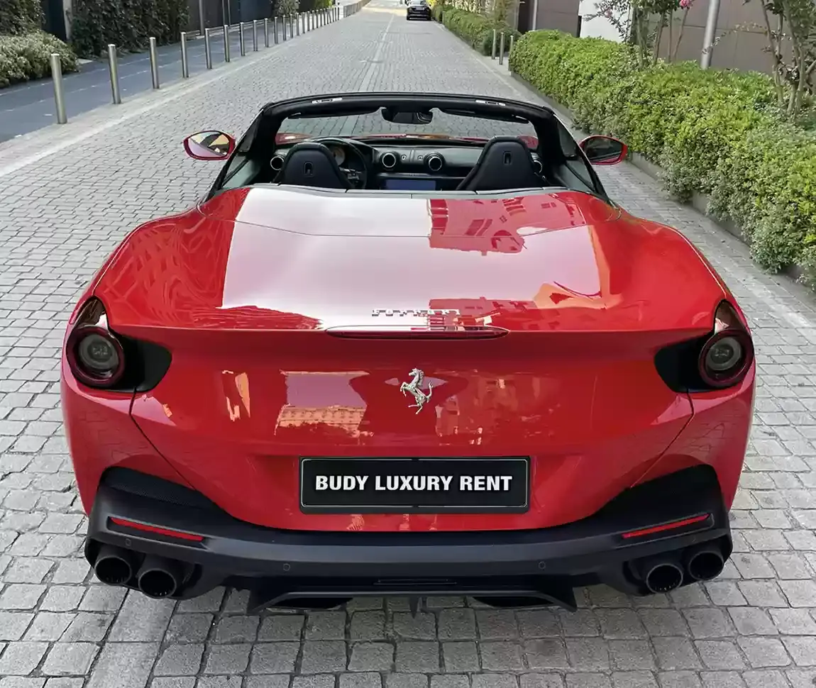 Ferrari Portofino M 2023, profilo laterale — Rome Luxury Car Rental, Roma. La Ferrari Portofino M del 2023 è una gran turismo scoperta pensata per chi vuole la…