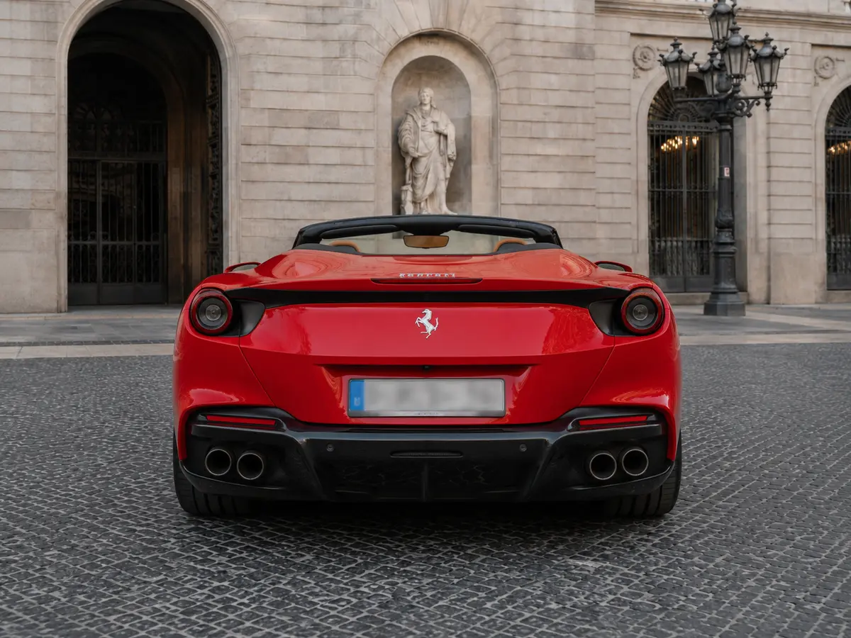 Ferrari Portofino M 2023, vista posteriore — Rome Luxury Car Rental, Roma. La Ferrari Portofino M del 2023 è una gran turismo scoperta pensata per chi vuole la…