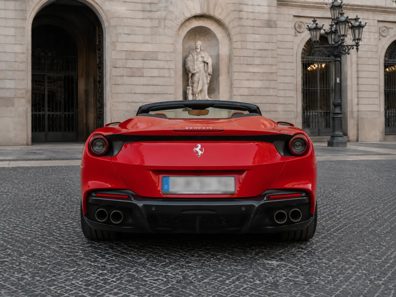 Ferrari Portofino M 2023, vista posteriore — Rome Luxury Car Rental, Roma. La Ferrari Portofino M del 2023 è una gran turismo scoperta pensata per chi vuole la…