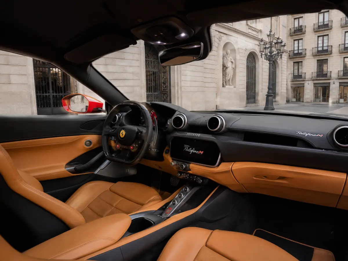 Ferrari Portofino M 2023, interni — Rome Luxury Car Rental, Roma. La Ferrari Portofino M del 2023 è una gran turismo scoperta pensata per chi vuole la…