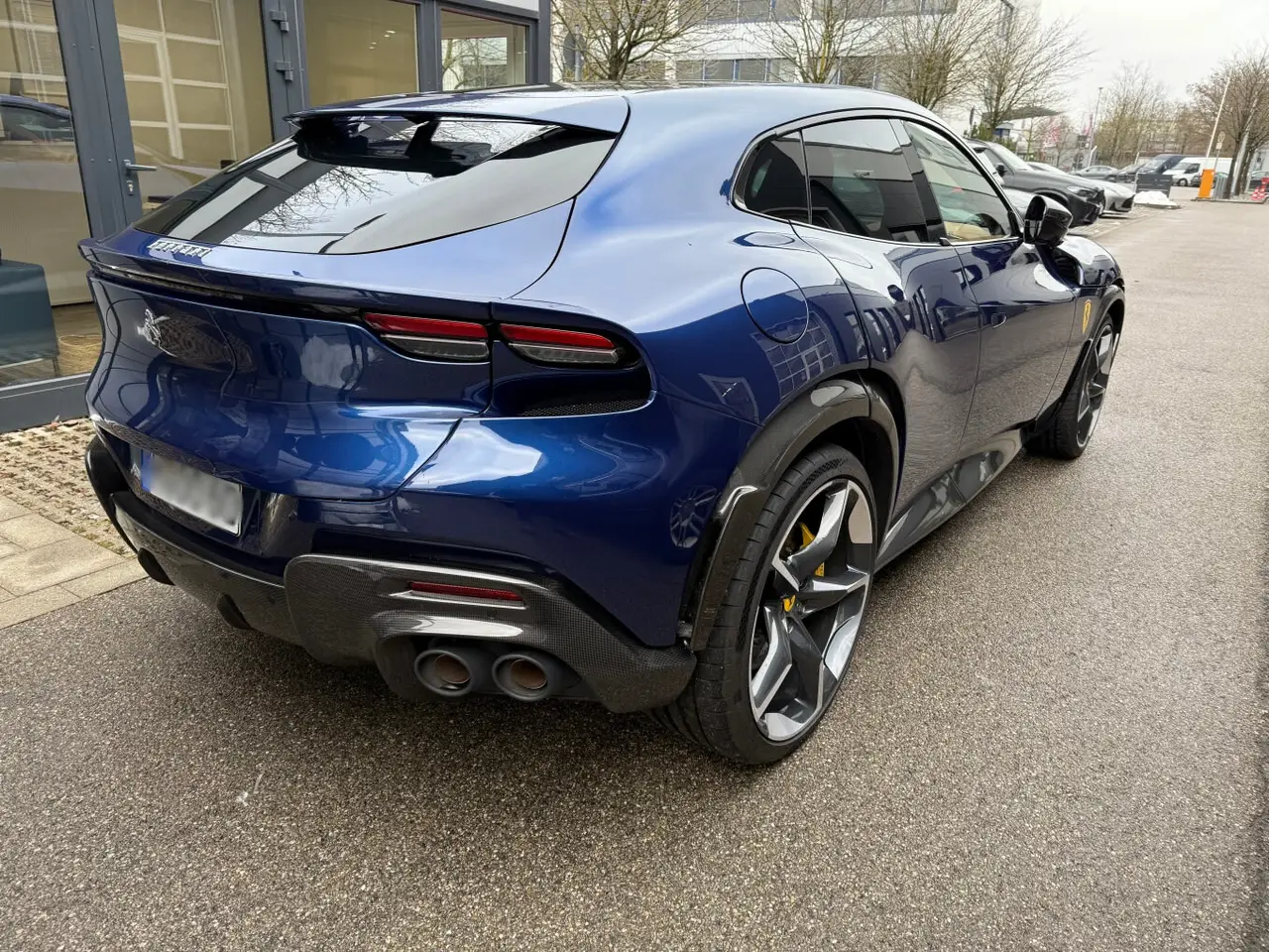 Ferrari Purosangue 2024, esterno — Rome Luxury Car Rental, Roma. Il Ferrari Purosangue rompe uno schema che a Maranello è rimasto intatto per decenni:…