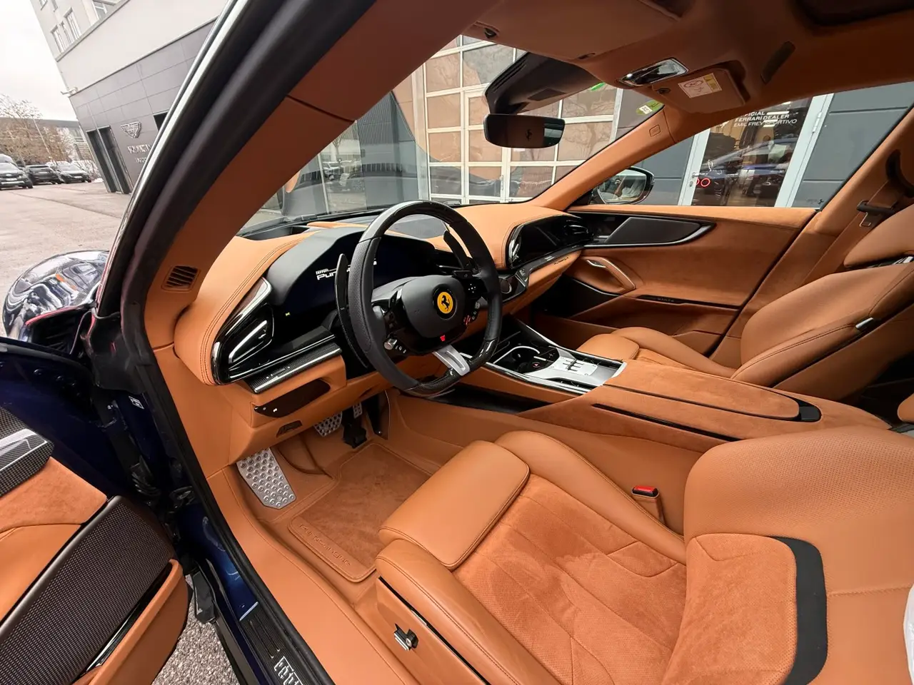 Ferrari Purosangue 2024, vista posteriore — Rome Luxury Car Rental, Roma. Il Ferrari Purosangue rompe uno schema che a Maranello è rimasto intatto per decenni:…