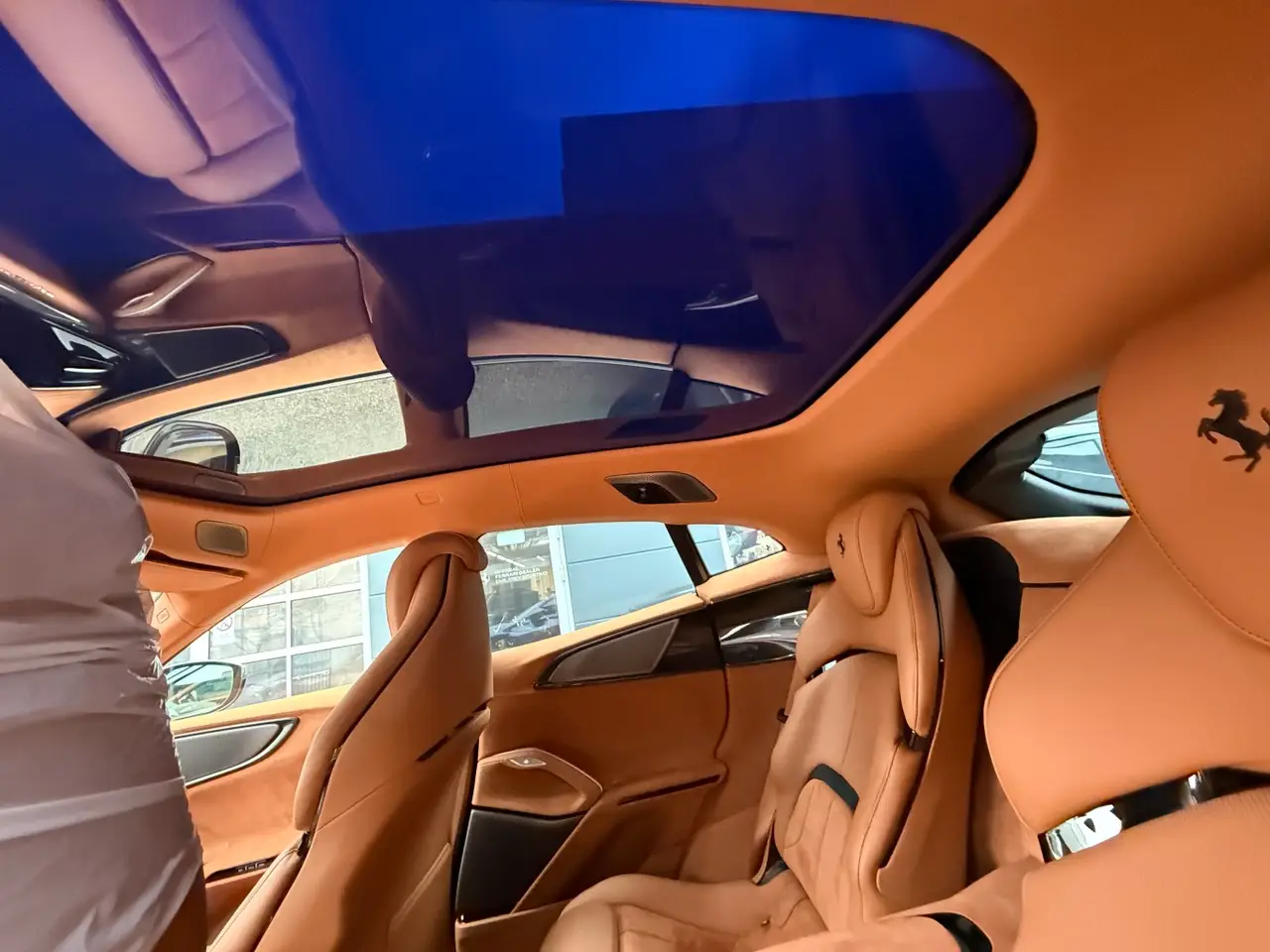 Ferrari Purosangue 2024, interni — Rome Luxury Car Rental, Roma. Il Ferrari Purosangue rompe uno schema che a Maranello è rimasto intatto per decenni:…