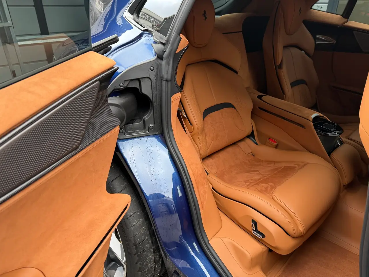 Ferrari Purosangue 2024, cruscotto — Rome Luxury Car Rental, Roma. Il Ferrari Purosangue rompe uno schema che a Maranello è rimasto intatto per decenni:…