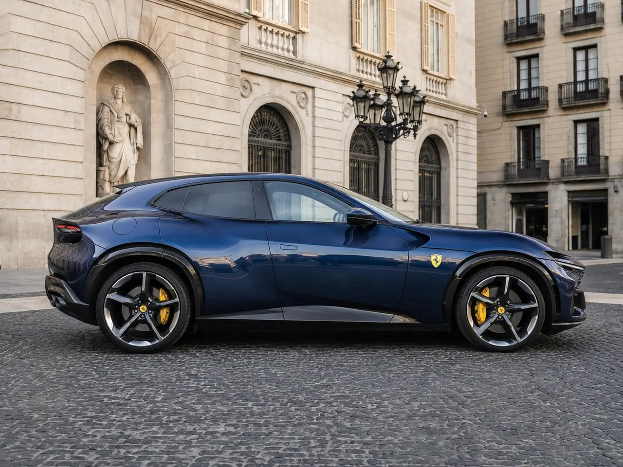 Ferrari Purosangue 2024, внешний вид — Rome Luxury Car Rental, Рим. Ferrari Purosangue 2024 года стоит в линейке отдельно от классических купе марки: пять…