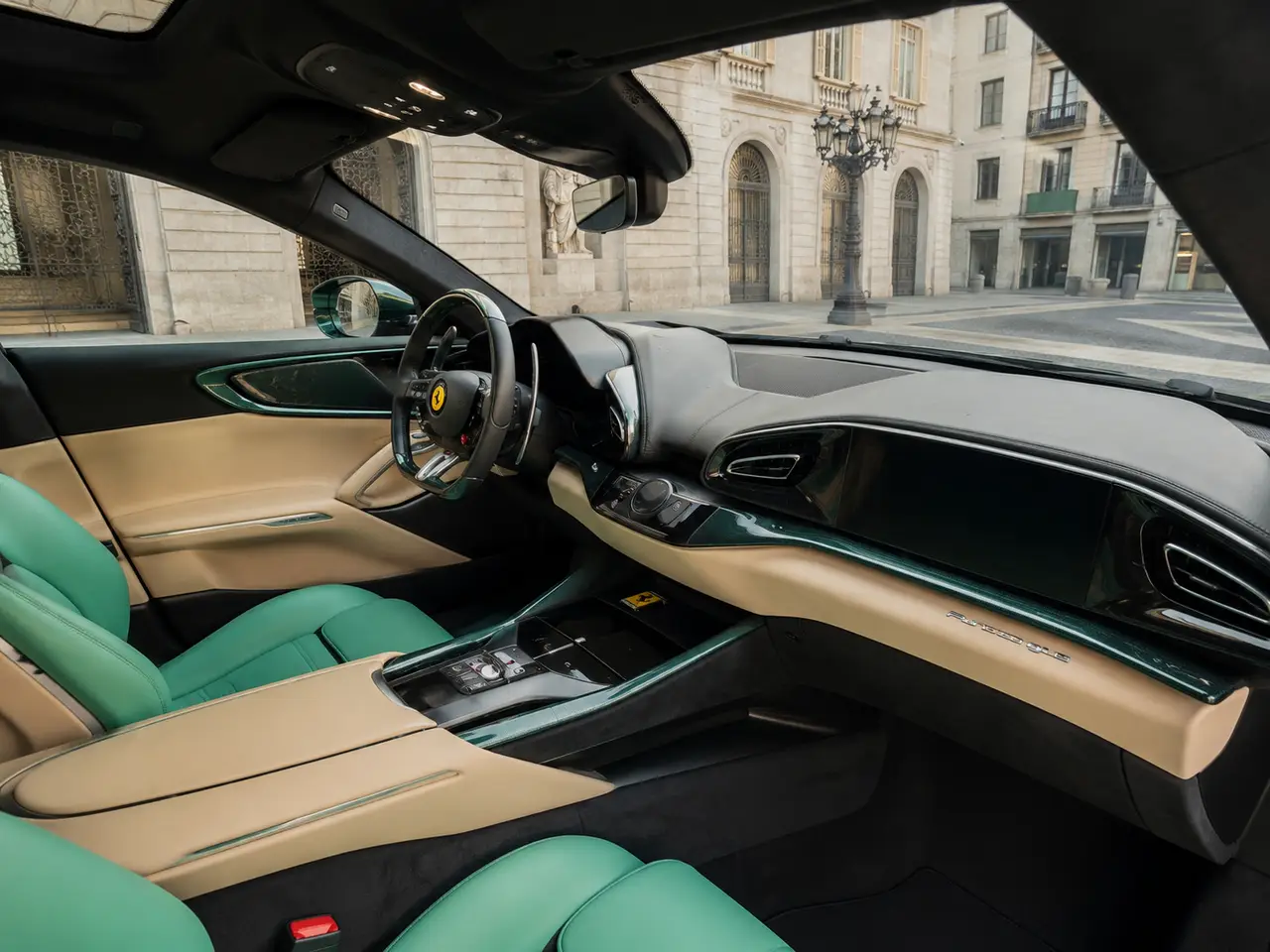 Ferrari Purosangue Atelier 2025, interior — Rome Luxury Car Rental, Roma. El Ferrari Purosangue Atelier reúne los 715 caballos del V12 de Maranello con una cabina…