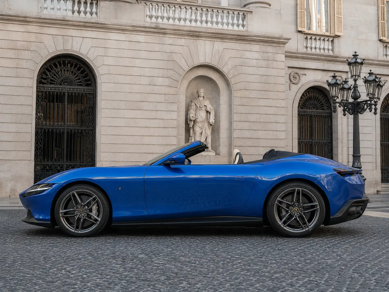 Ferrari Roma 2025, esterno — Rome Luxury Car Rental, Roma. La Ferrari Roma 2025 è una coupé sportiva a 4 posti da 620 cavalli, pensata per chi cerca…