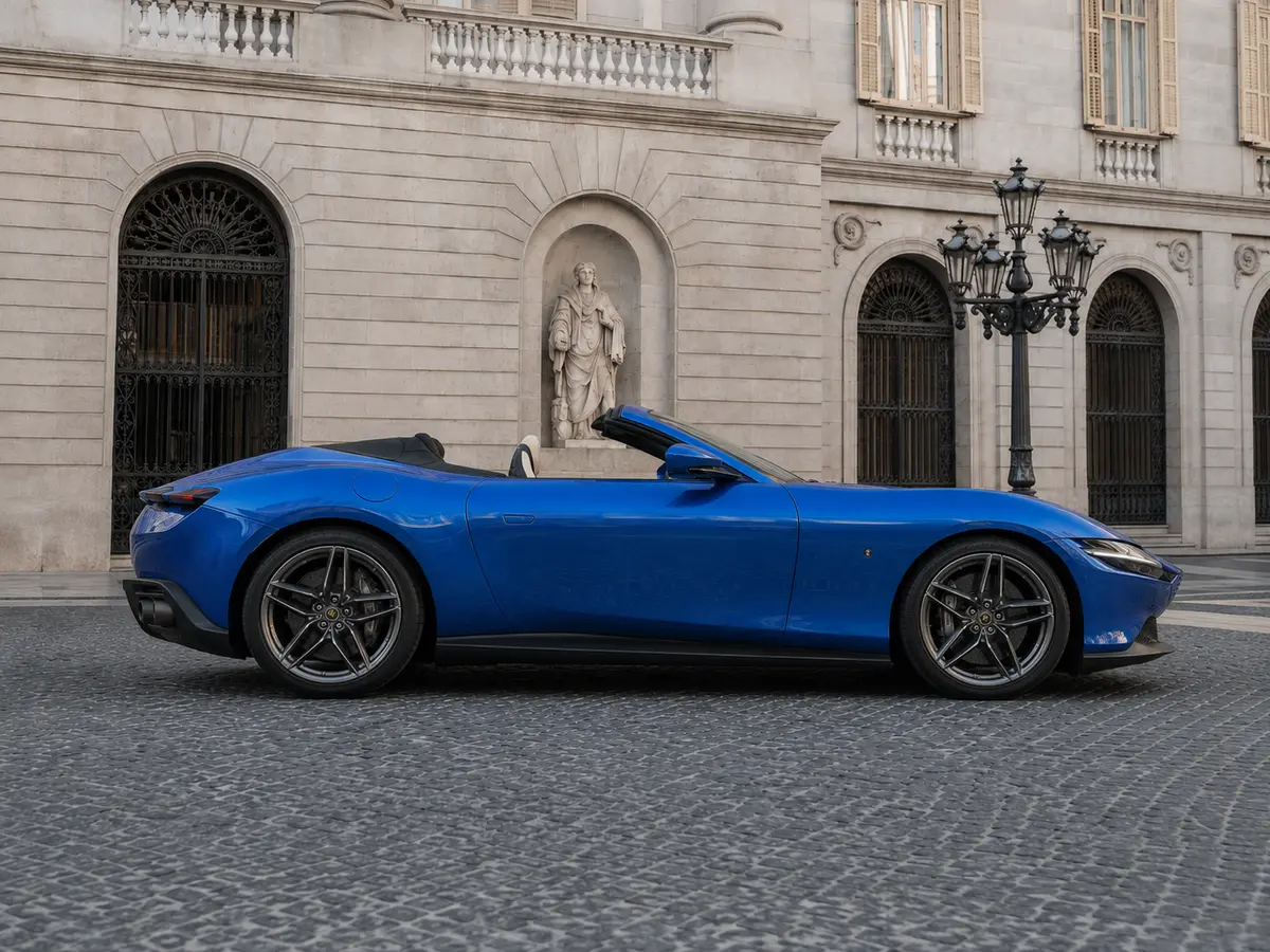 Ferrari Roma 2025, vista frontale — Rome Luxury Car Rental, Roma. La Ferrari Roma 2025 è una coupé sportiva a 4 posti da 620 cavalli, pensata per chi cerca…