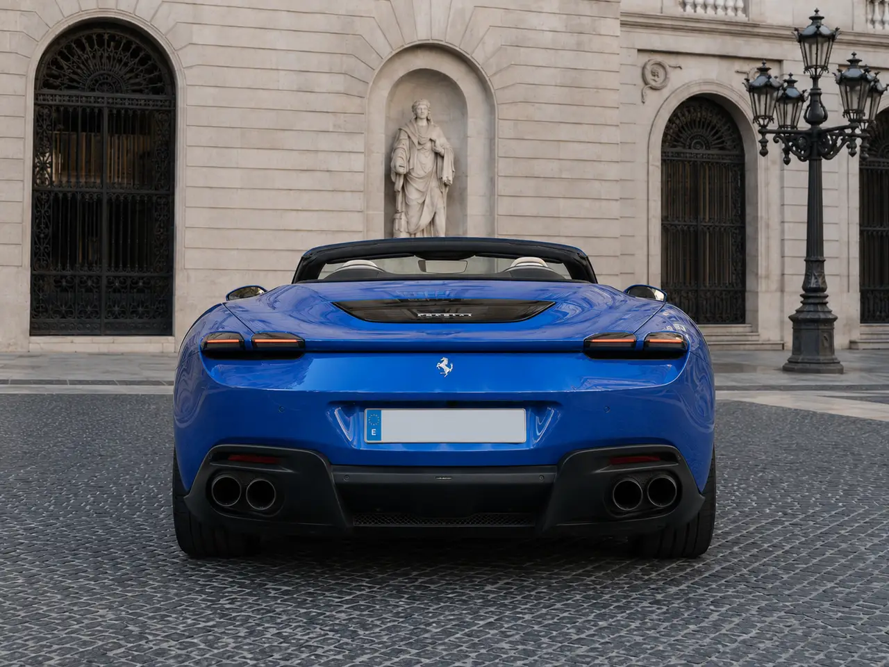Ferrari Roma 2025, vista posteriore — Rome Luxury Car Rental, Roma. La Ferrari Roma 2025 è una coupé sportiva a 4 posti da 620 cavalli, pensata per chi cerca…