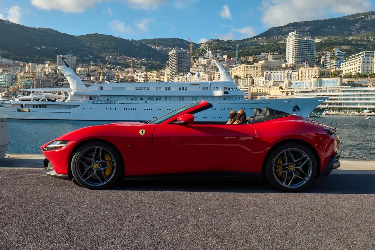 Ferrari Roma Spider 2024, esterno — Rome Luxury Car Rental, Roma. La Ferrari Roma Spider porta in strada un'idea di gran turismo elegante piuttosto che…