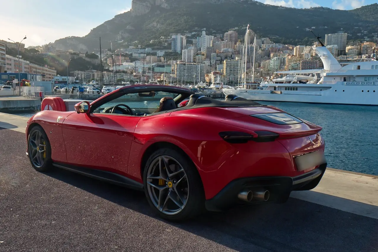 Ferrari Roma Spider 2024, vista frontale — Rome Luxury Car Rental, Roma. La Ferrari Roma Spider porta in strada un'idea di gran turismo elegante piuttosto che…