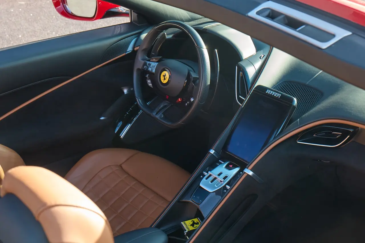 Ferrari Roma Spider 2024, vista posteriore — Rome Luxury Car Rental, Roma. La Ferrari Roma Spider porta in strada un'idea di gran turismo elegante piuttosto che…