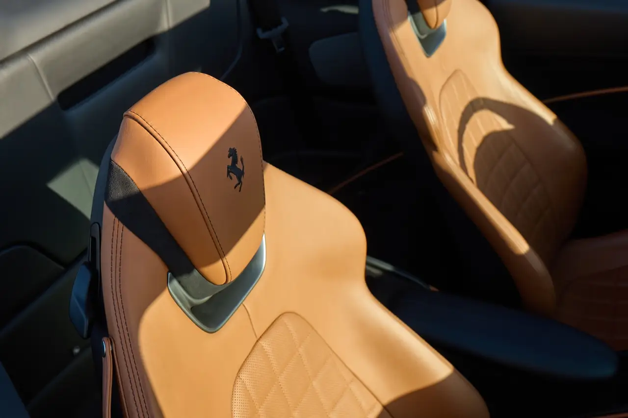 Ferrari Roma Spider 2024, interni — Rome Luxury Car Rental, Roma. La Ferrari Roma Spider porta in strada un'idea di gran turismo elegante piuttosto che…