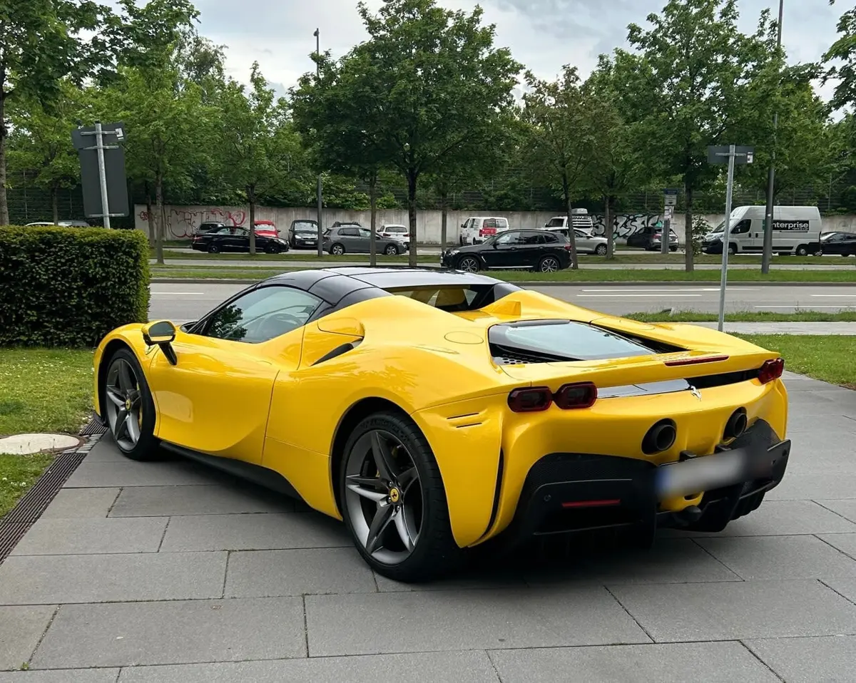 Ferrari SF90 Spider 2024, вид спереди — Rome Luxury Car Rental, Рим