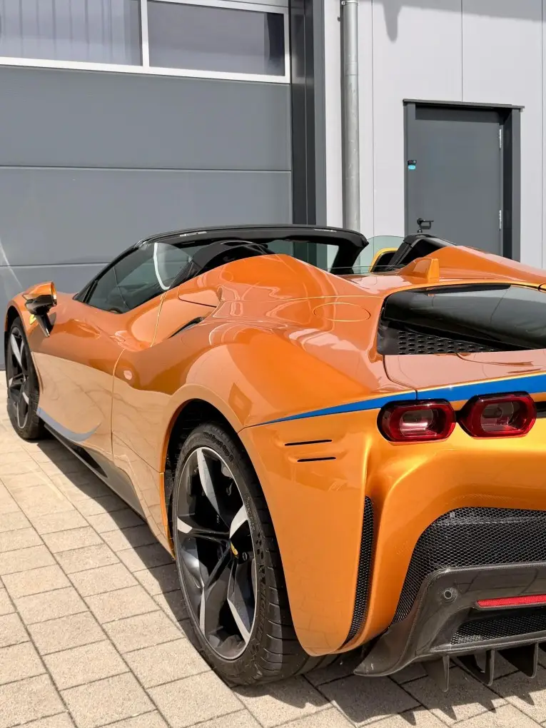 Ferrari SF90 Spider Tailor Made 2025, внешний вид — Rome Luxury Car Rental, Рим. Ferrari SF90 Spider Tailor Made — гибридный кабриолет с отдачей 986 лошадиных сил, где…
