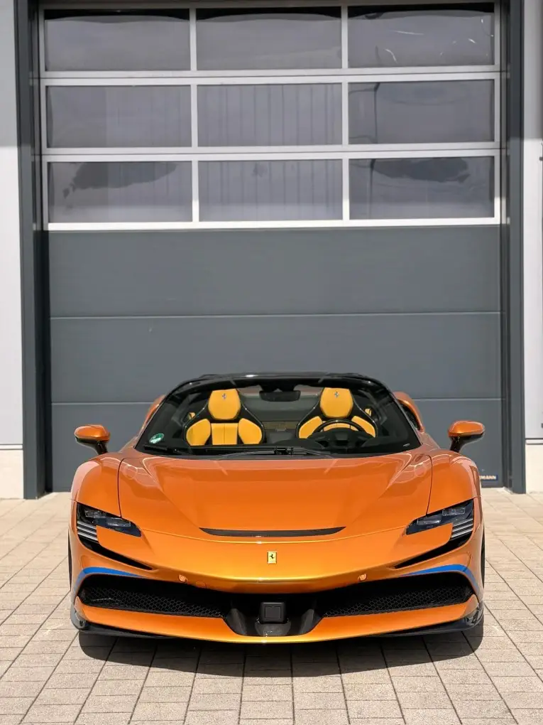 Ferrari SF90 Spider Tailor Made 2025, вид спереди — Rome Luxury Car Rental, Рим. Ferrari SF90 Spider Tailor Made — гибридный кабриолет с отдачей 986 лошадиных сил, где…