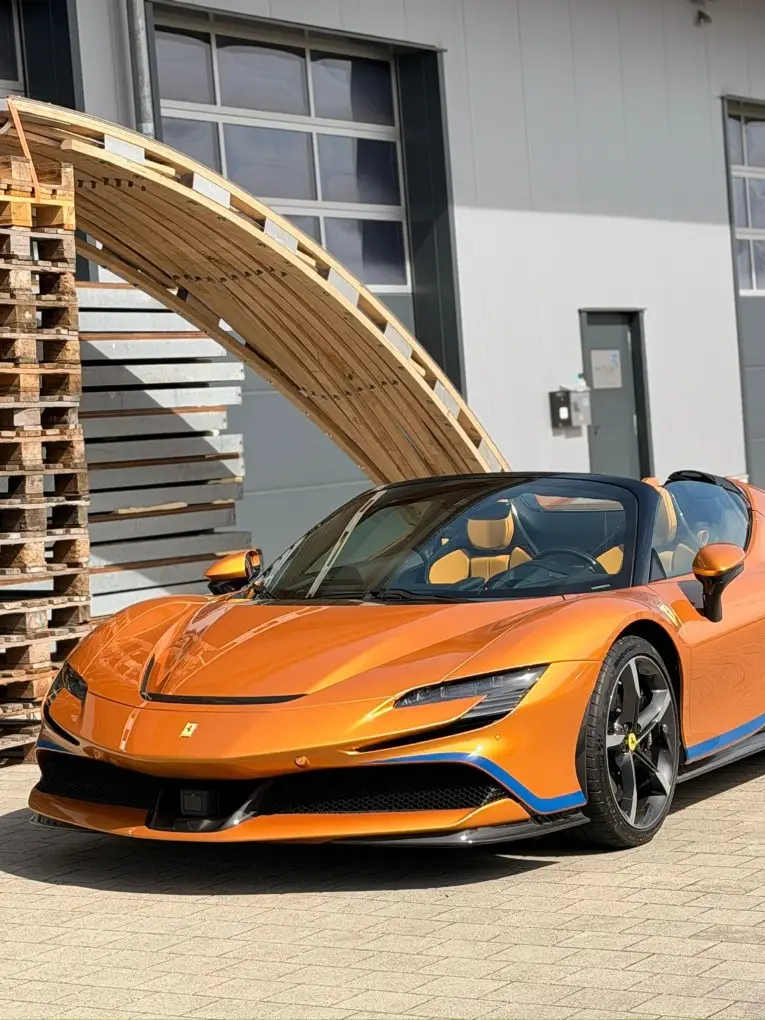 Ferrari SF90 Spider Tailor Made 2025, вид сзади — Rome Luxury Car Rental, Рим. Ferrari SF90 Spider Tailor Made — гибридный кабриолет с отдачей 986 лошадиных сил, где…