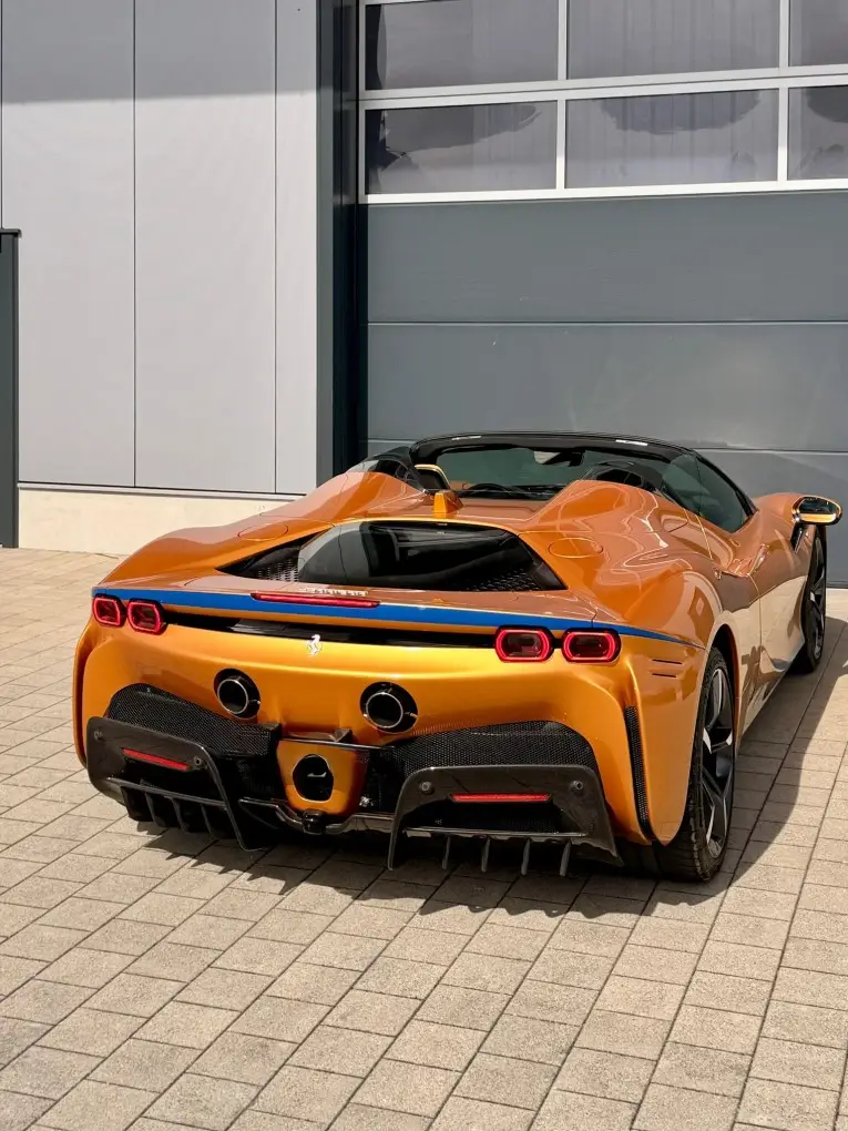 Ferrari SF90 Spider Tailor Made 2025, салон — Rome Luxury Car Rental, Рим. Ferrari SF90 Spider Tailor Made — гибридный кабриолет с отдачей 986 лошадиных сил, где…