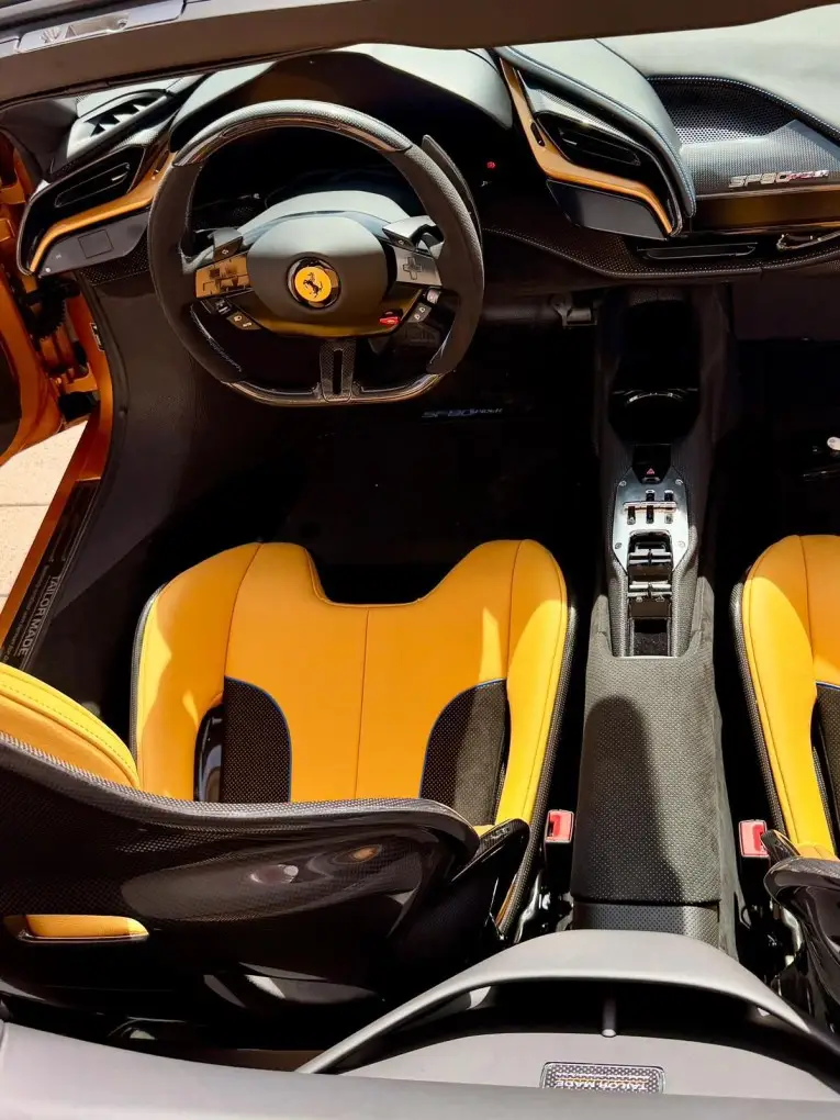 Ferrari SF90 Spider Tailor Made 2025, приборная панель — Rome Luxury Car Rental, Рим. Ferrari SF90 Spider Tailor Made — гибридный кабриолет с отдачей 986 лошадиных сил, где…