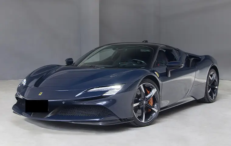 Ferrari SF90 Stradale 2025, vista frontale — Rome Luxury Car Rental, Roma. La Ferrari SF90 Stradale che proponiamo a Roma non è un'auto per tutti i giorni: due…
