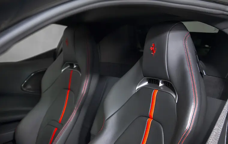 Ferrari SF90 Stradale 2025, vista posteriore — Rome Luxury Car Rental, Roma. La Ferrari SF90 Stradale che proponiamo a Roma non è un'auto per tutti i giorni: due…