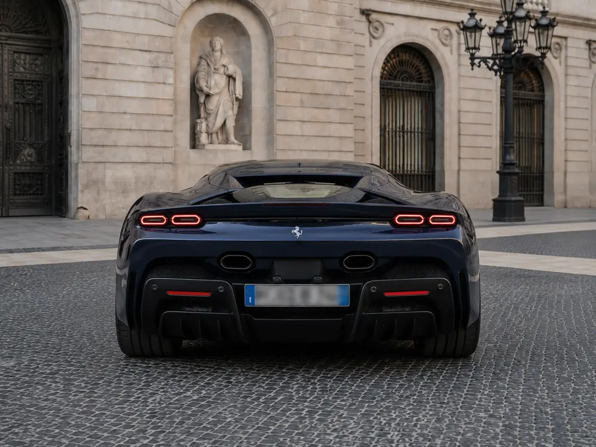 Ferrari SF90 Stradale 2025, vista trasera — Rome Luxury Car Rental, Roma. Este Ferrari SF90 Stradale que forma parte de la flota disponible en Roma es la propuesta…
