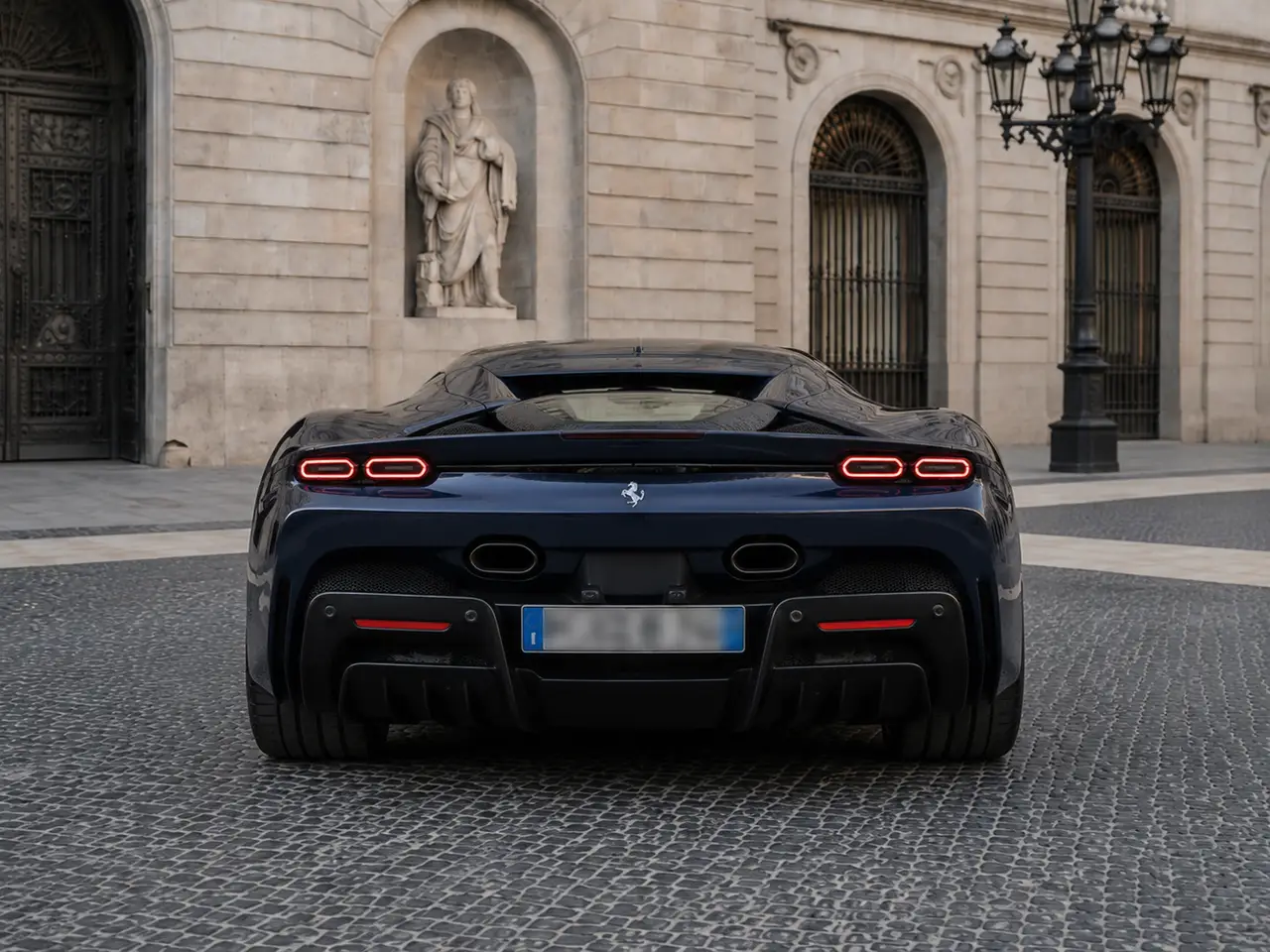 Ferrari SF90 Stradale 2025, vista trasera — Rome Luxury Car Rental, Roma. Este Ferrari SF90 Stradale que forma parte de la flota disponible en Roma es la propuesta…