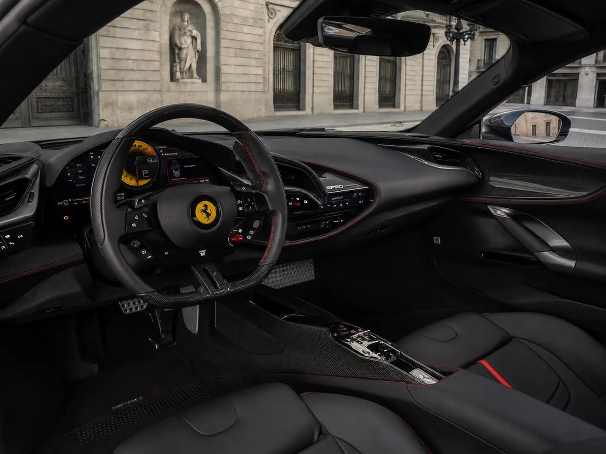 Ferrari SF90 Stradale 2025, interior — Rome Luxury Car Rental, Roma. Este Ferrari SF90 Stradale que forma parte de la flota disponible en Roma es la propuesta…