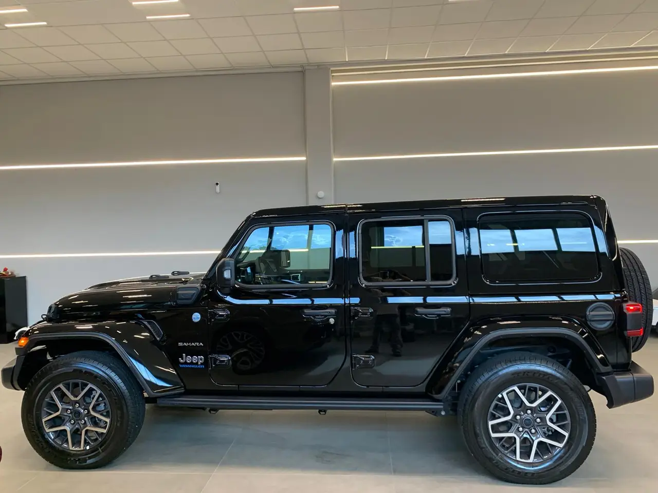 Jeep Wrangler 2025, side profile — Rome Luxury Car Rental, Rome. The 2025 Jeep Wrangler brings a different register to the fleet — boxy, upright, and…