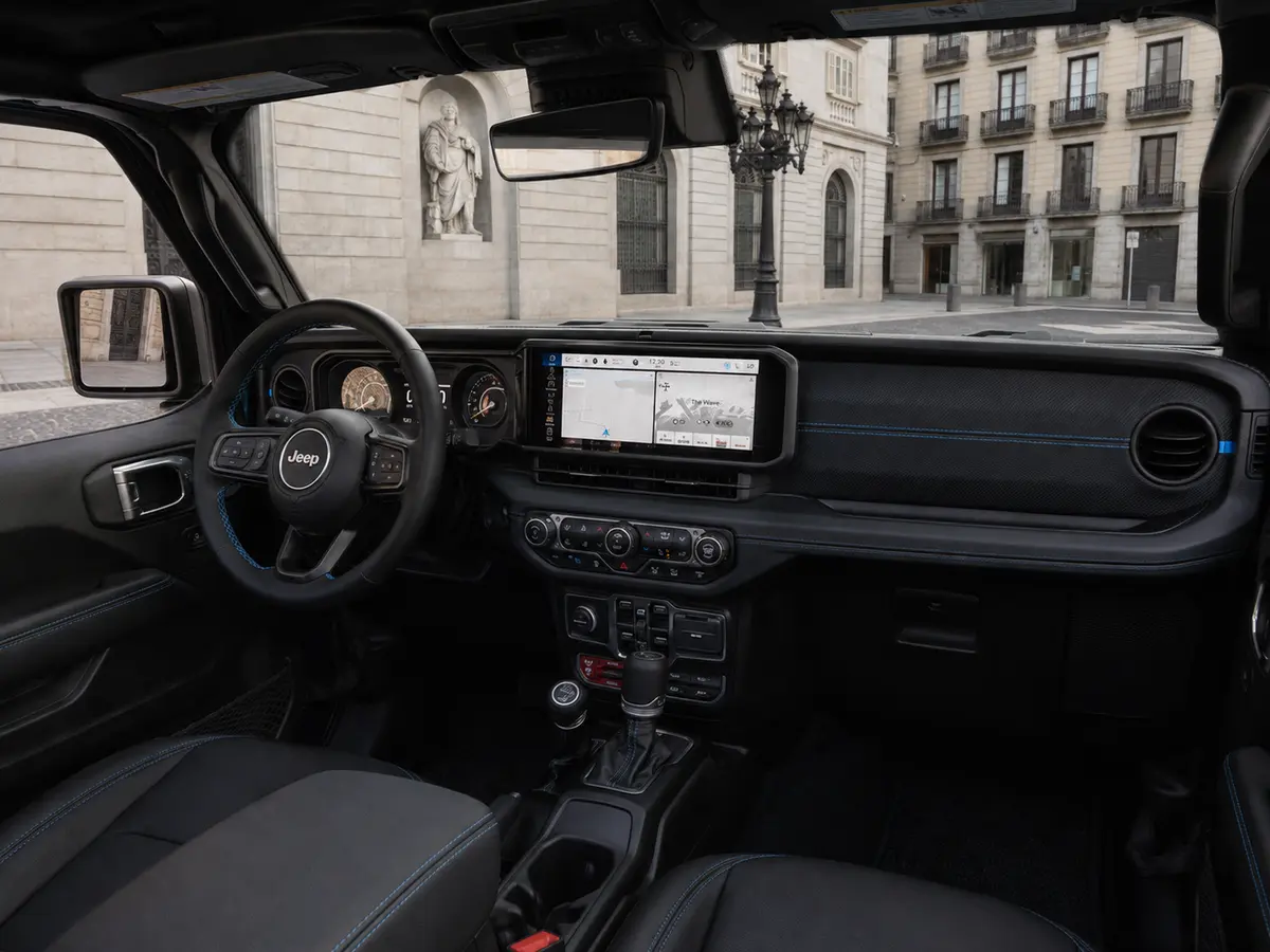 Jeep Wrangler 2025, interni — Rome Luxury Car Rental, Roma. Il Jeep Wrangler 2025 porta a Roma un carattere diverso dal solito registro luxury:…