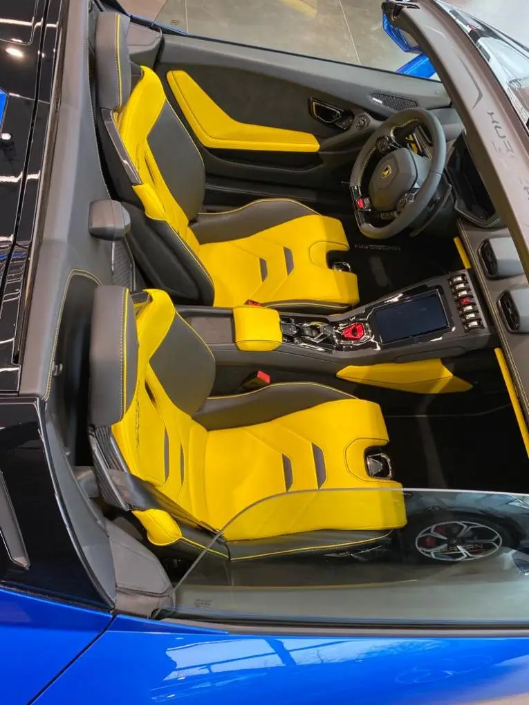 Lamborghini Huracan Evo Spyder 2022, esterno — Rome Luxury Car Rental, Roma. La Lamborghini Huracán Evo Spyder 2022 porta in strada 640 CV erogati da un V10 aspirato…