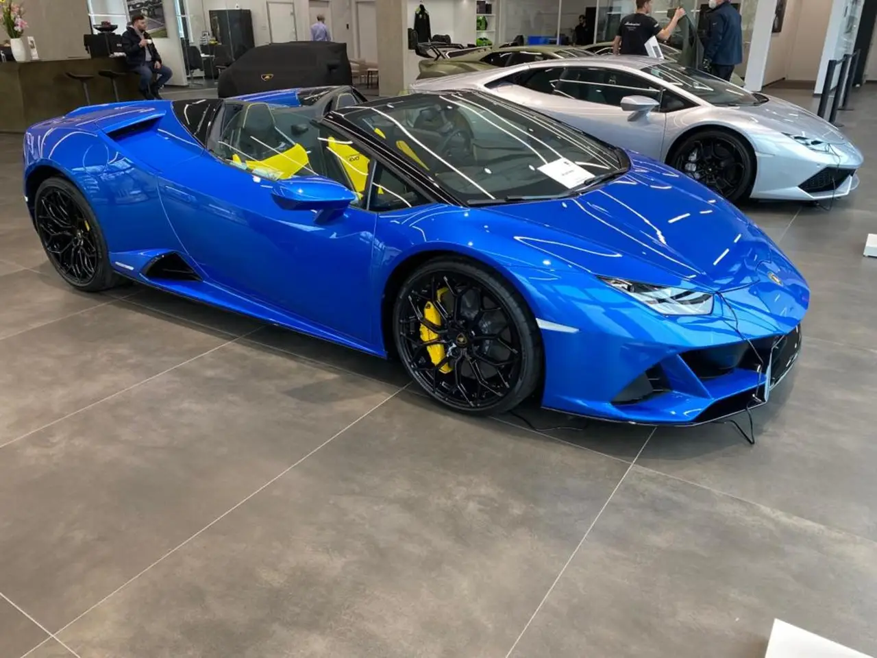 Lamborghini Huracan Evo Spyder 2022, vista frontale — Rome Luxury Car Rental, Roma. La Lamborghini Huracán Evo Spyder 2022 porta in strada 640 CV erogati da un V10 aspirato…
