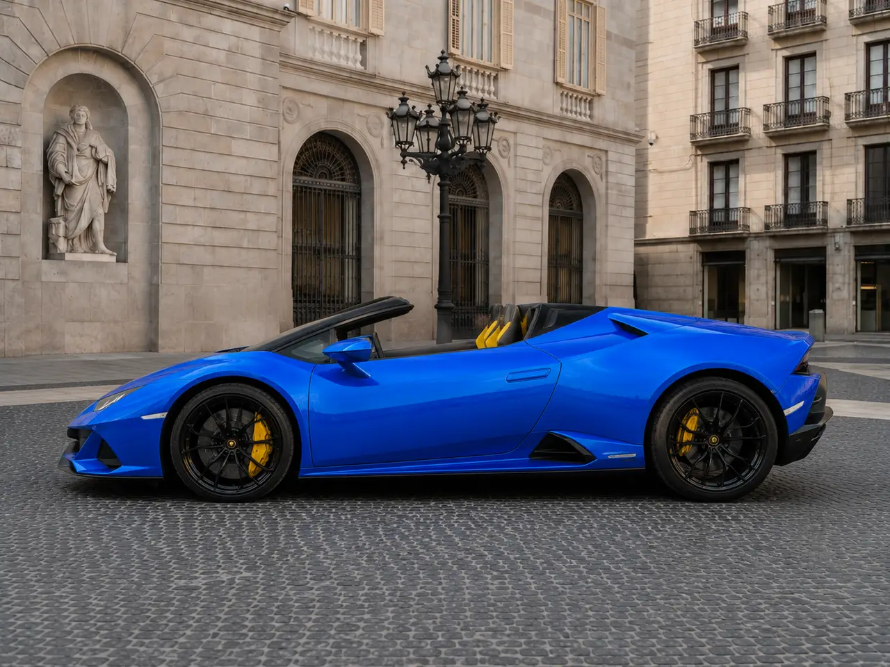 Lamborghini Huracan Evo Spyder 2022, esterno — Rome Luxury Car Rental, Roma. La Lamborghini Huracán Evo Spyder 2022 porta in strada 640 CV erogati da un V10 aspirato…