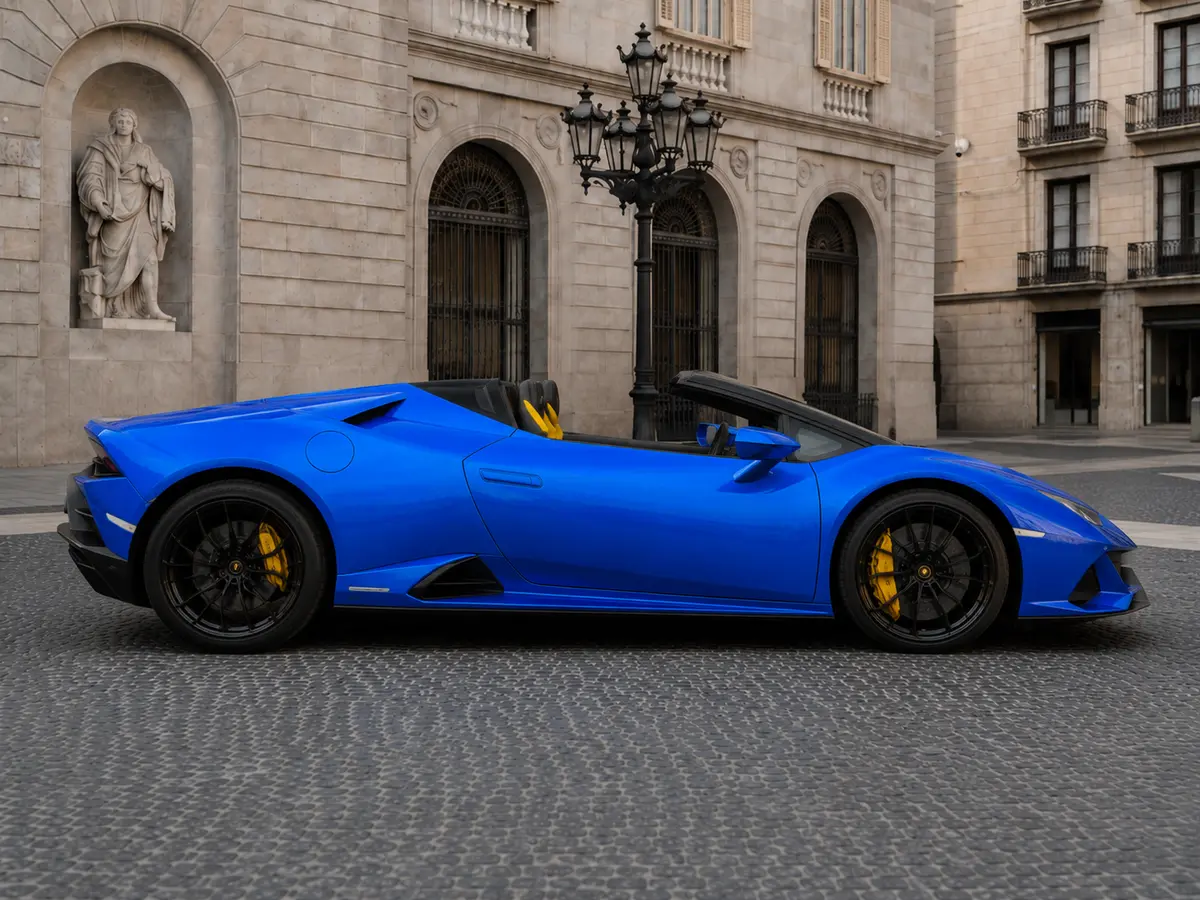 Lamborghini Huracan Evo Spyder 2022, vista frontale — Rome Luxury Car Rental, Roma. La Lamborghini Huracán Evo Spyder 2022 porta in strada 640 CV erogati da un V10 aspirato…