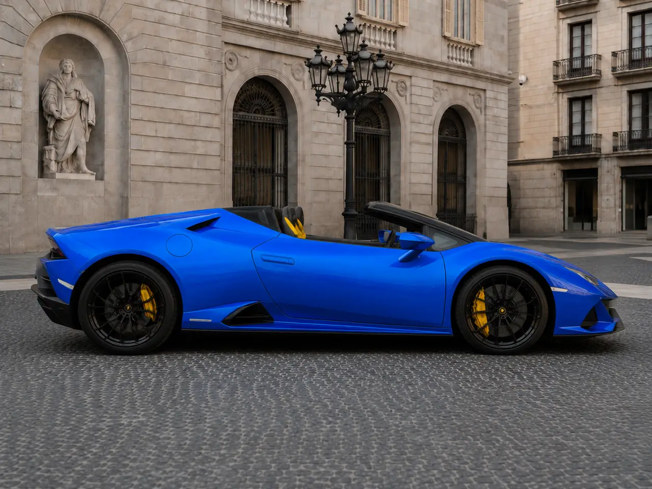 Lamborghini Huracan Evo Spyder 2022, vista frontale — Rome Luxury Car Rental, Roma. La Lamborghini Huracán Evo Spyder 2022 porta in strada 640 CV erogati da un V10 aspirato…