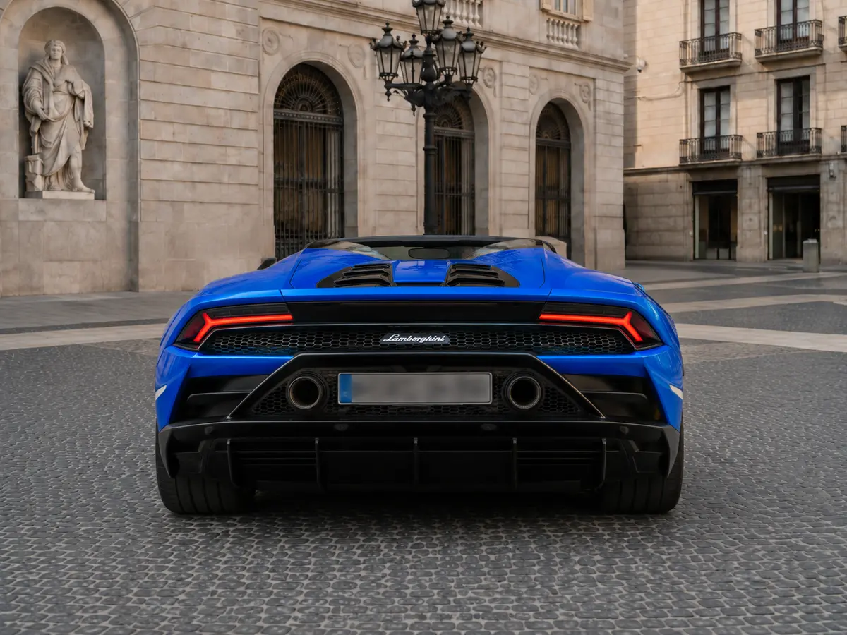 Lamborghini Huracan Evo Spyder 2022, vista posteriore — Rome Luxury Car Rental, Roma. La Lamborghini Huracán Evo Spyder 2022 porta in strada 640 CV erogati da un V10 aspirato…