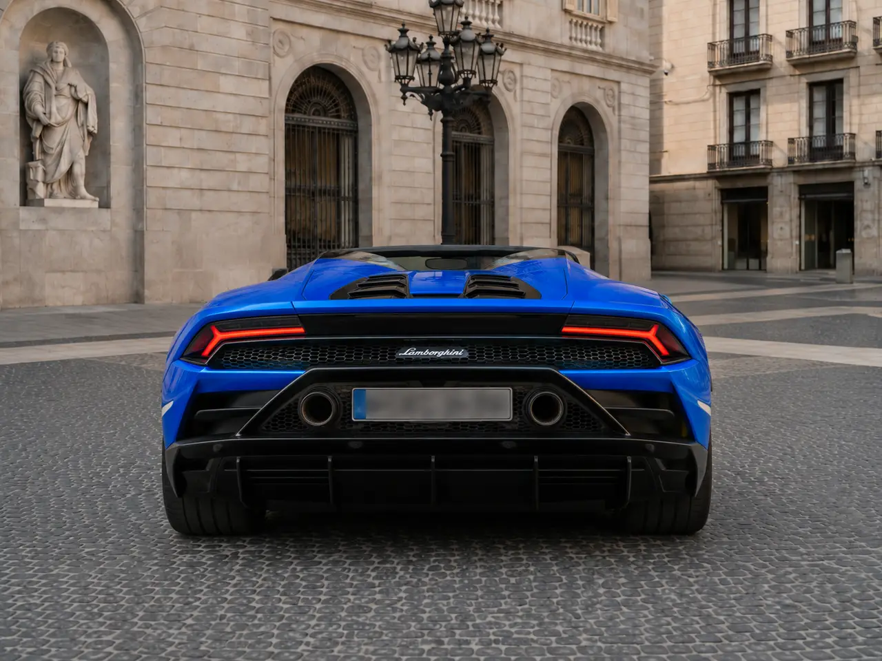Lamborghini Huracan Evo Spyder 2022, vista posteriore — Rome Luxury Car Rental, Roma. La Lamborghini Huracán Evo Spyder 2022 porta in strada 640 CV erogati da un V10 aspirato…