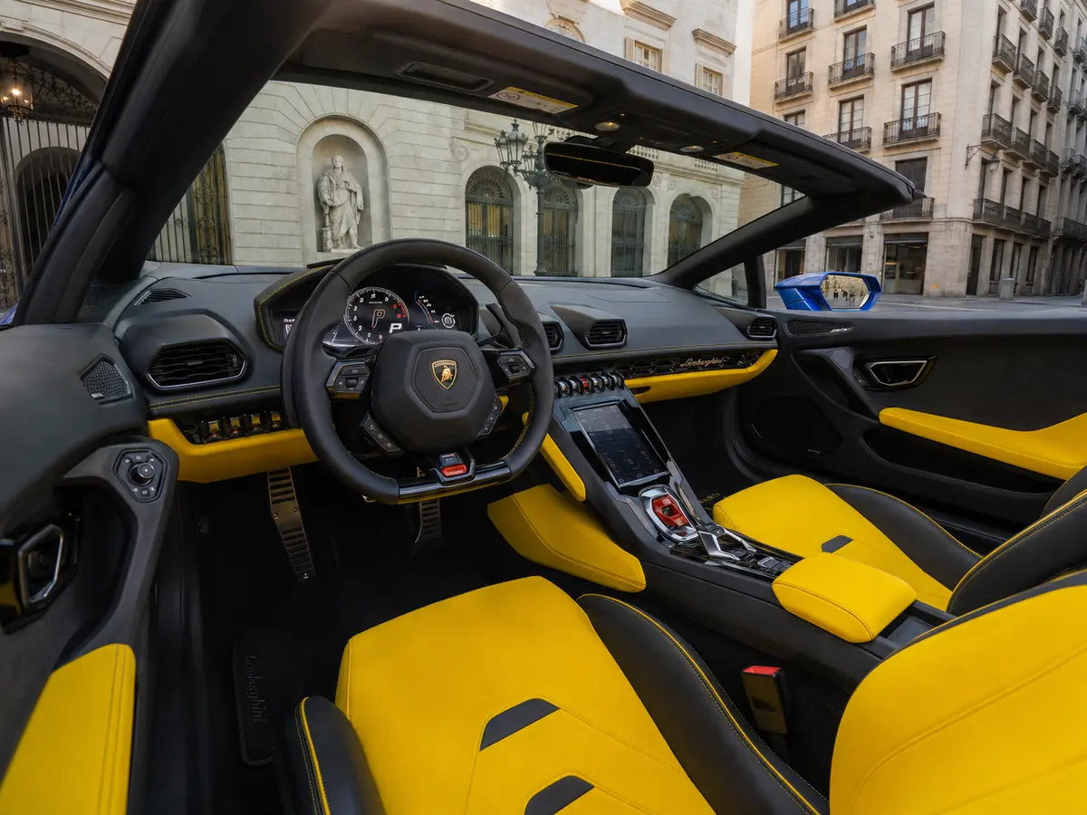 Lamborghini Huracan Evo Spyder 2022, interni — Rome Luxury Car Rental, Roma. La Lamborghini Huracán Evo Spyder 2022 porta in strada 640 CV erogati da un V10 aspirato…