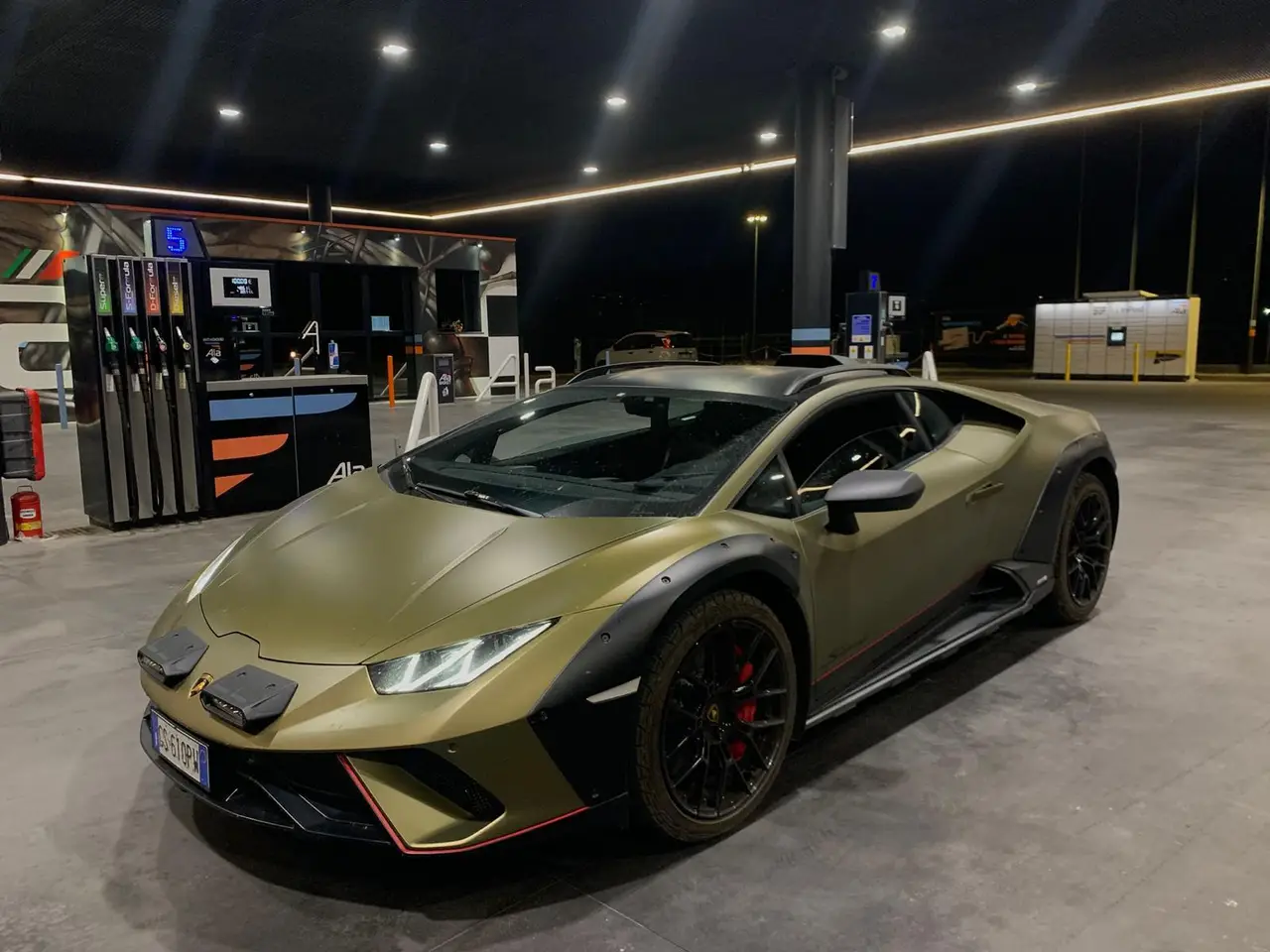 Lamborghini Huracan Sterrato 2024, esterno — Rome Luxury Car Rental, Roma. La Lamborghini Huracan Sterrato del 2024 non è la solita supercar da asfalto perfetto:…